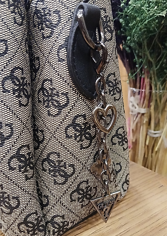 Guess Kolon Monogram Açık Kahve Siyah Detay